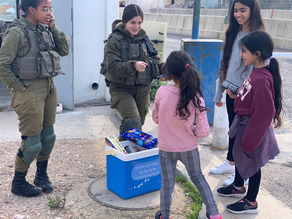 חלוקת מזון וכיבוד לחיילים במסגרת מבצע רואים את האופק